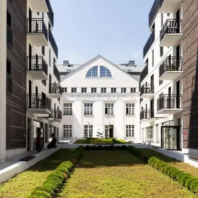 Premium Designer Apartment - Quiet and Central