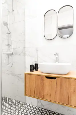 a bathroom with a sink and a mirror at HOUSEHOST Apartment: Św.Gertrudy 10/0.2 in Kraków