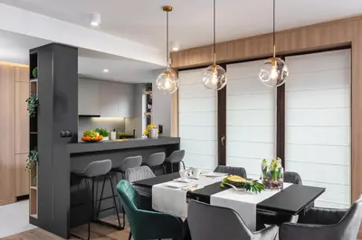 a dining room with a table and chairs at Ucieknij do luksusu: Villa Wola in Kraków