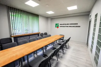 a conference room with a long table and chairs at Pokoje Gościnne MODR in Karniowice