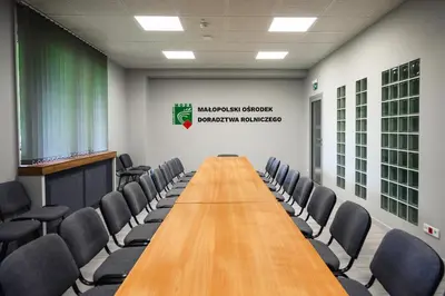 a conference room with a long table and chairs at Pokoje Gościnne MODR in Karniowice