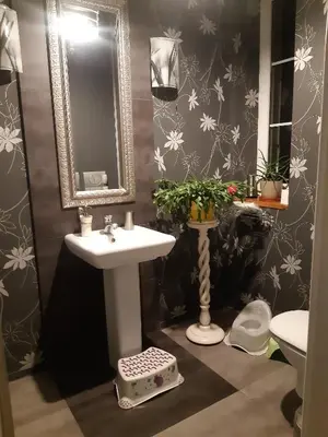 a bathroom with a sink and a mirror at Rezydencja Pod Platanem in Smardzowice