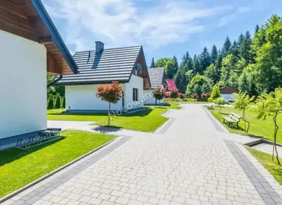 a driveway leading to a house with a roof at Domki Letniskowe SOBALSKI in Zawoja